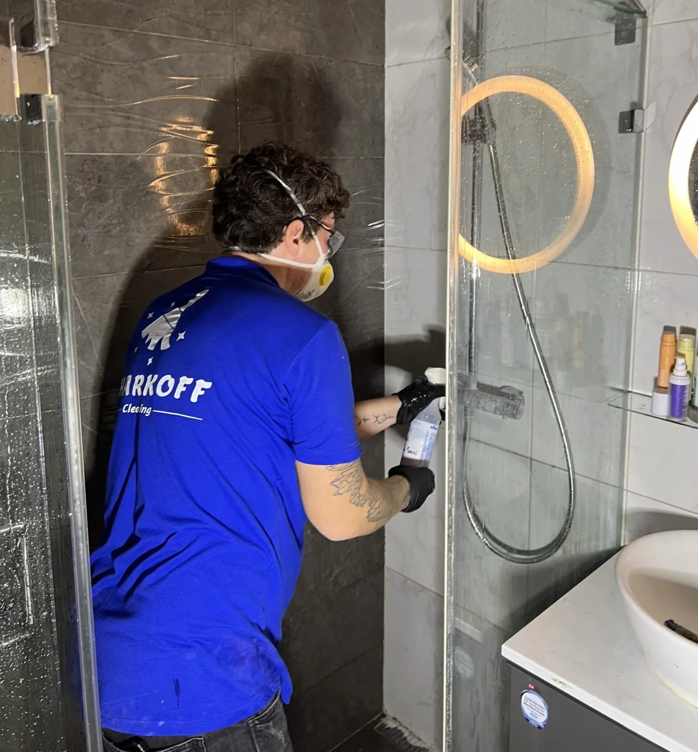 Клинер Sharkoff Cleaning моет стекло душевой кабины
